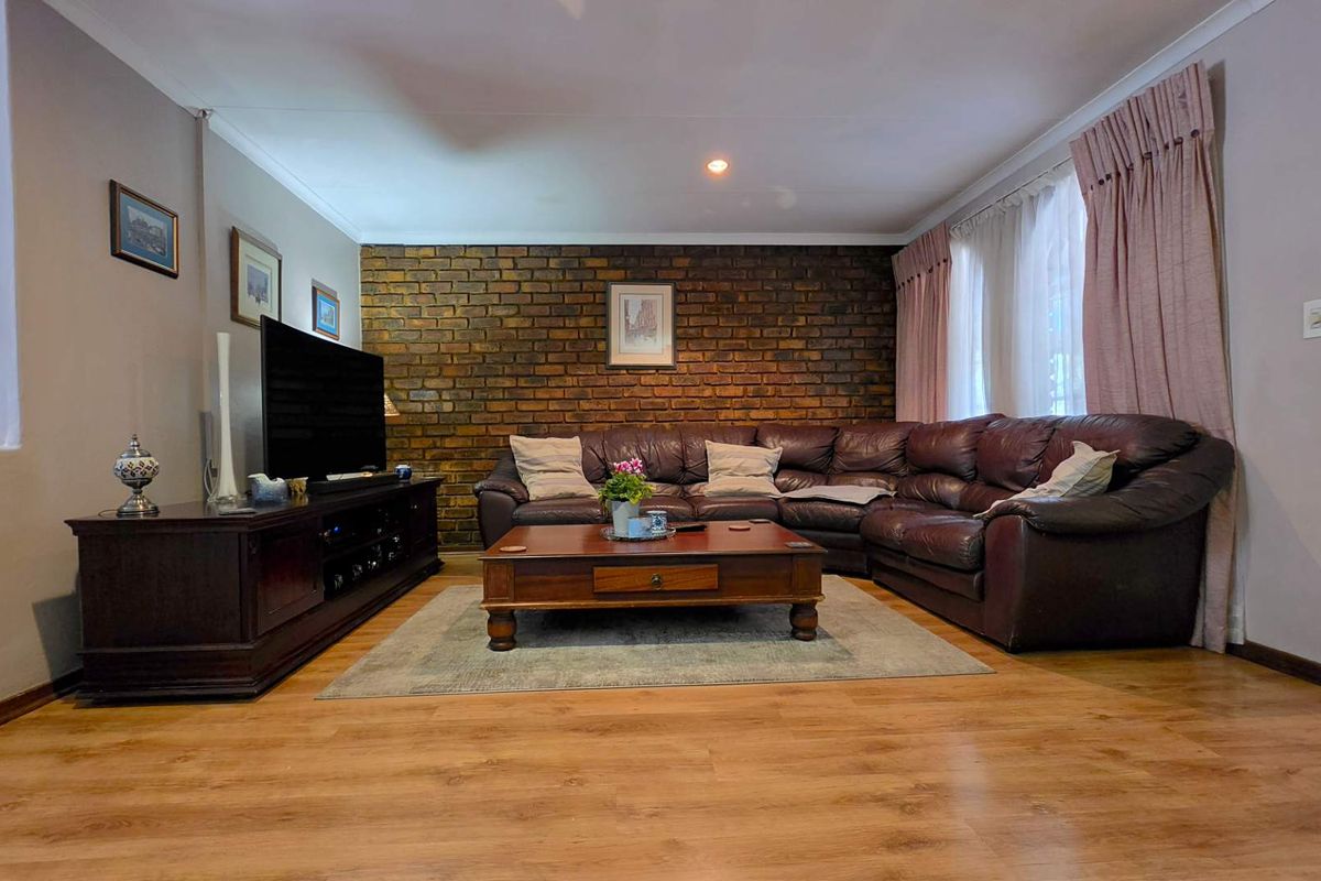 4 Bedroom House For Sale in Glenvista - Photo 2