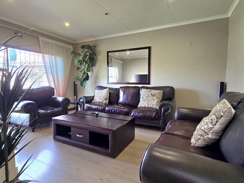 4 bedroom house for Sale in Brackendowns - Photo 3