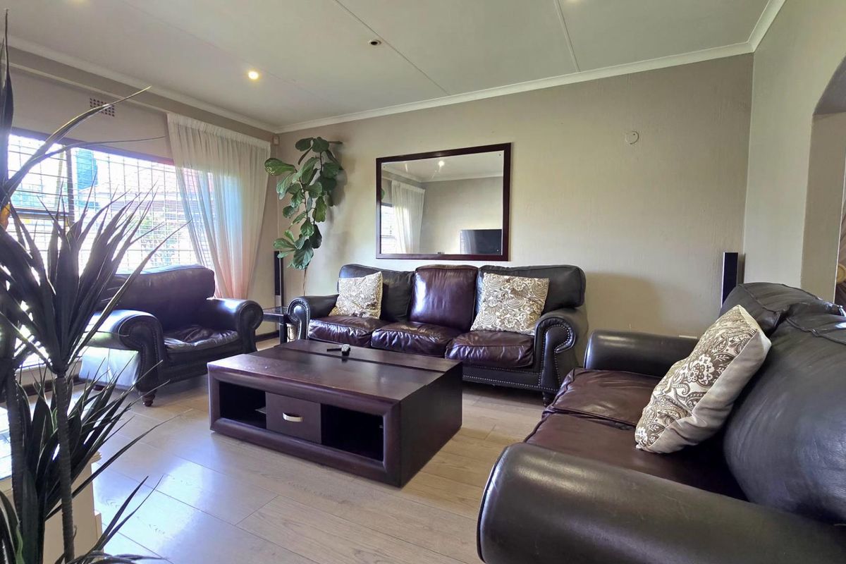 4 bedroom house for Sale in Brackendowns - Photo 3