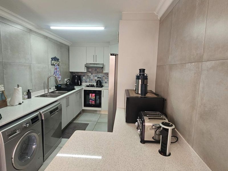 Spacious 2-bedroom haven: Perfect for retirees & holidaymakers - Photo 6