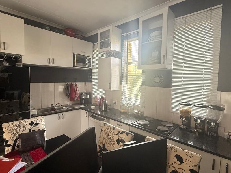 Beautifully Maintained Apartment - Photo 5