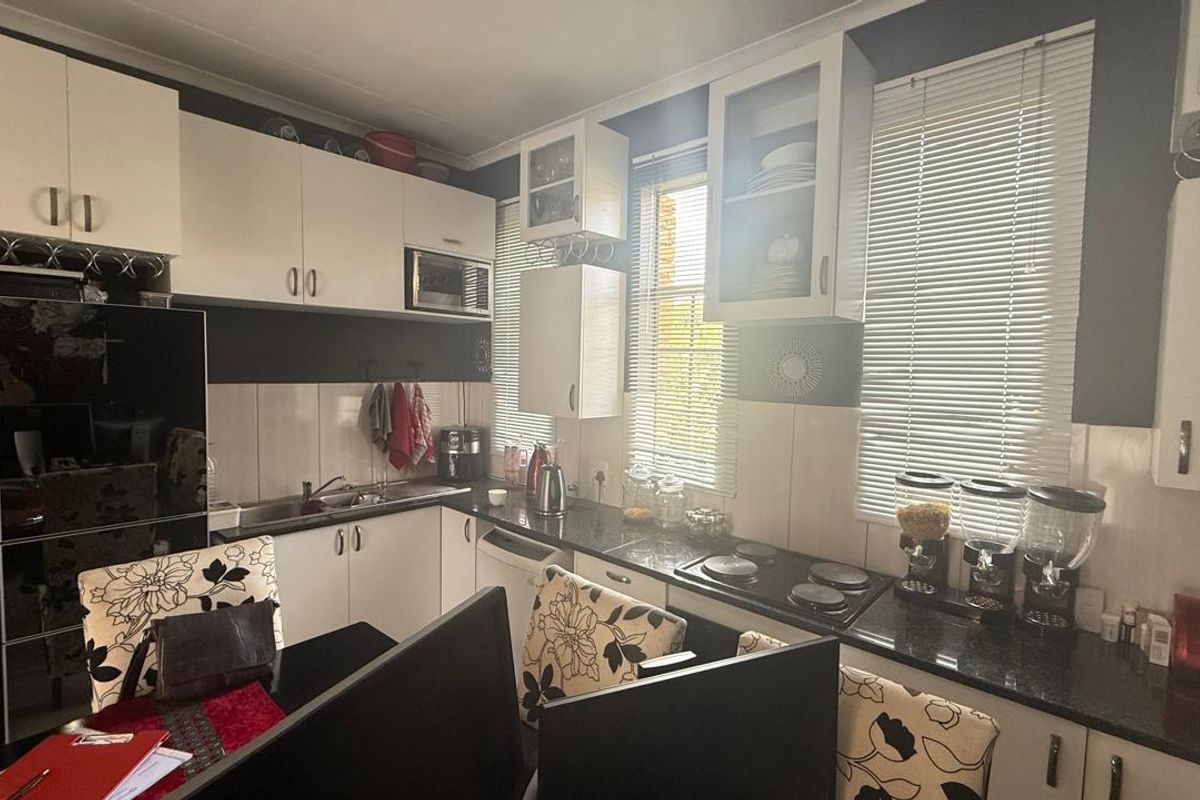 Beautifully Maintained Apartment - Photo 5