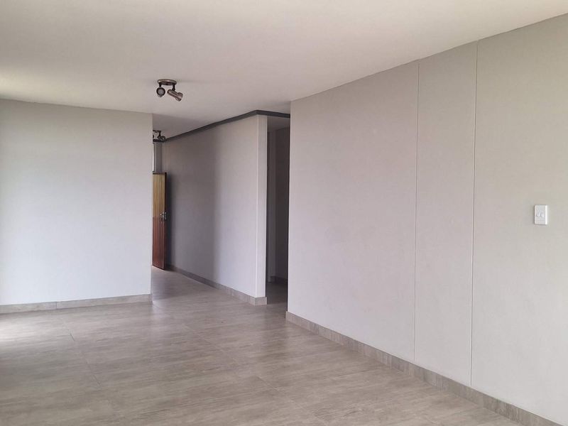 Spacious, newly renovated 2 bedroom apartment in Roodepoort - Photo 10