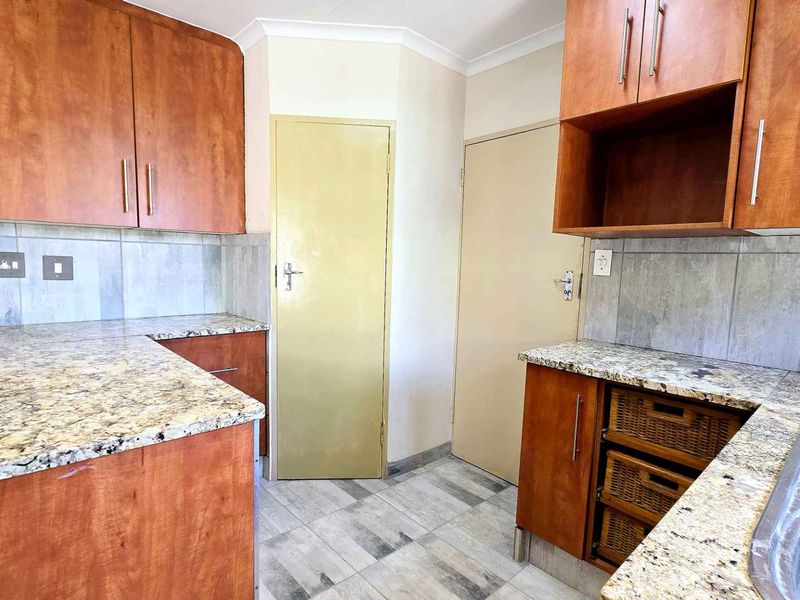 SPACIOUS 3 BEDROOM TOWNHOUSE IN DOORNPOORT - Photo 8