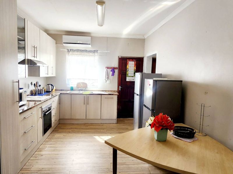 This charming semi-attached house can be yours! - Photo 3