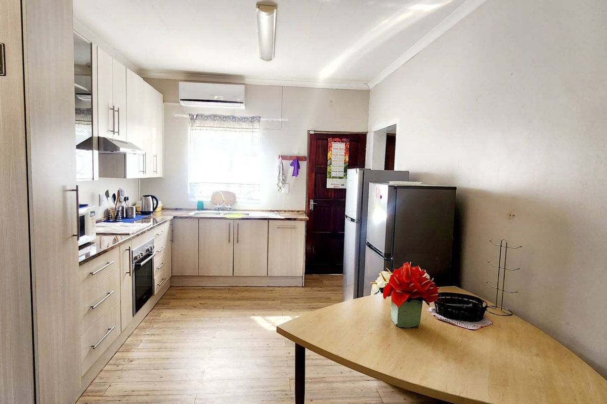 This charming semi-attached house can be yours! - Photo 3