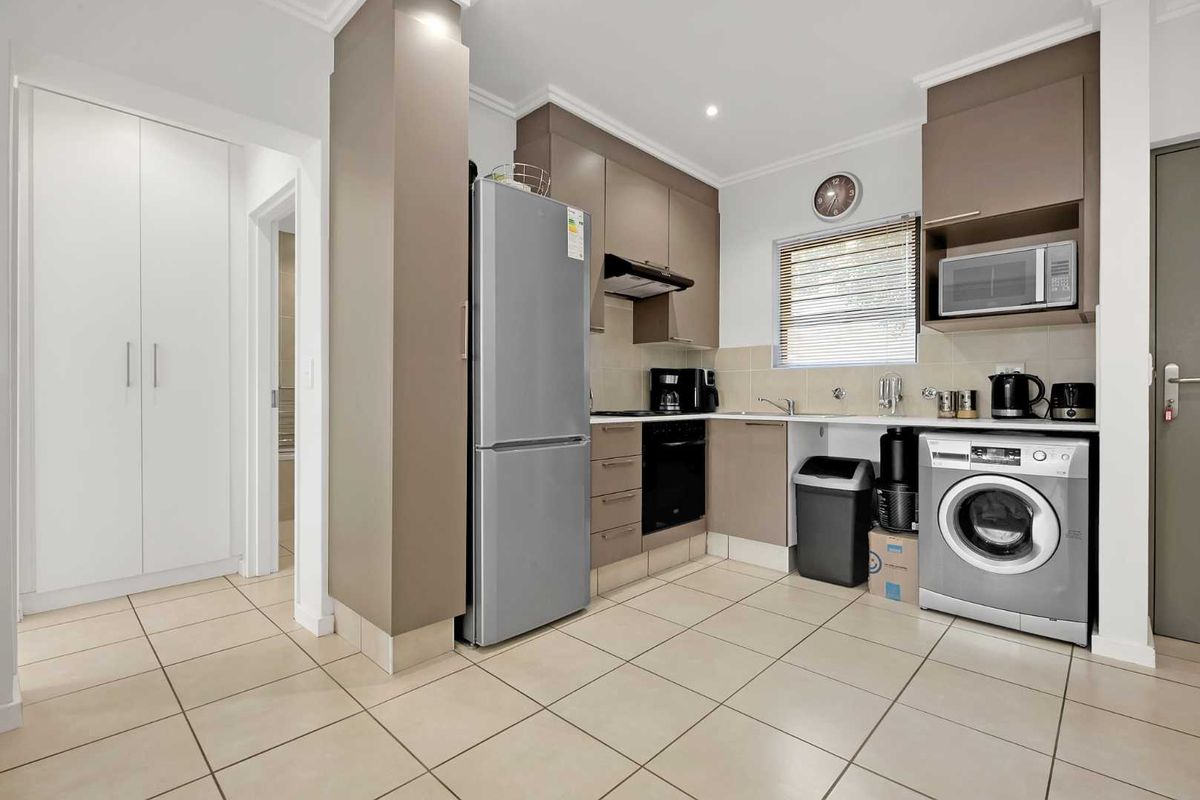 GROUND FLOOR, BEAUTIFUL GARDEN! - Photo 4