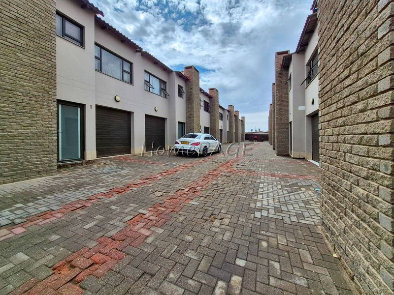 Central, Walvis Bay:  Various 3 Bedroom Units for sale in Union Court - Photo 4