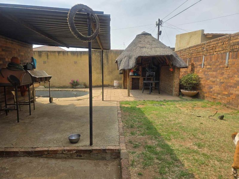 Family home in South Hills - Photo 7