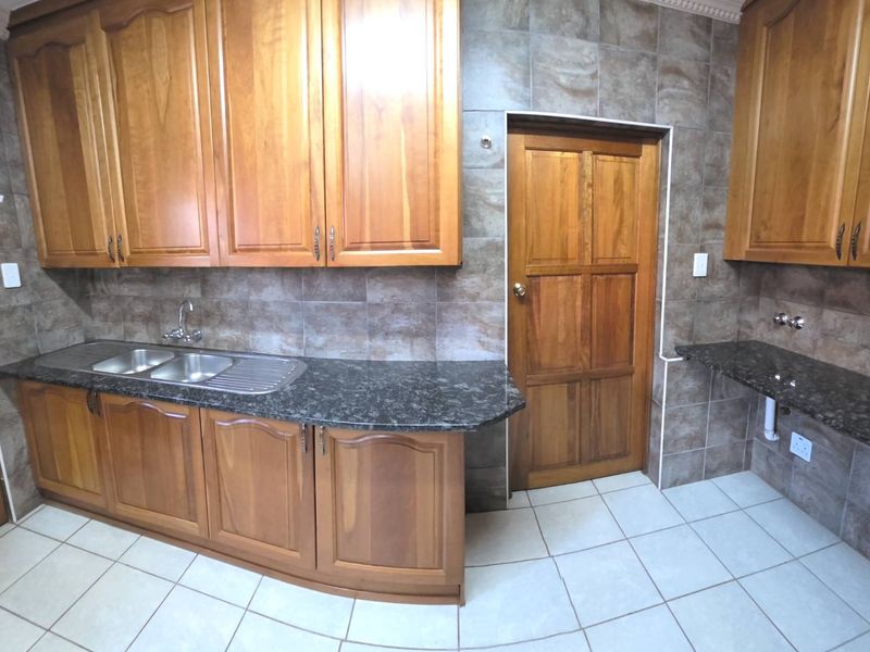 Entertainers Dream 4 Bedroom 5 Bathroom Home - Photo 8