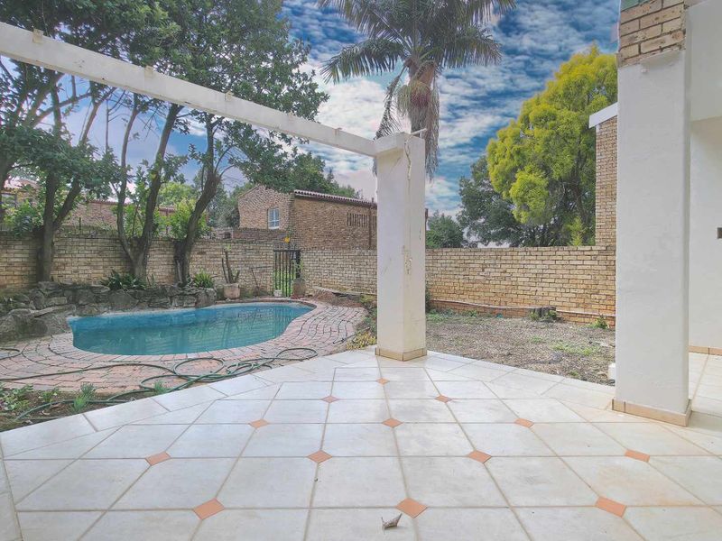 Various Refurbished Large 3 Bedroom Duplex Sandton Townhouses With Garden and Swimming Pool Options - Photo 2