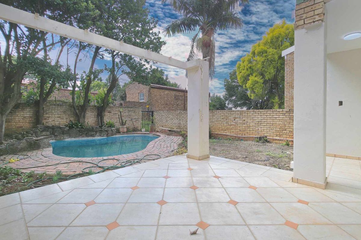 Various Refurbished Large 3 Bedroom Duplex Sandton Townhouses With Garden and Swimming Pool Options - Photo 2