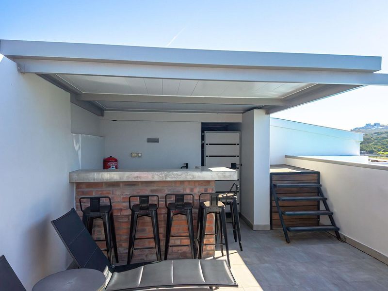 Penthouse perfection: Close to beaches, shops & views - Photo 3