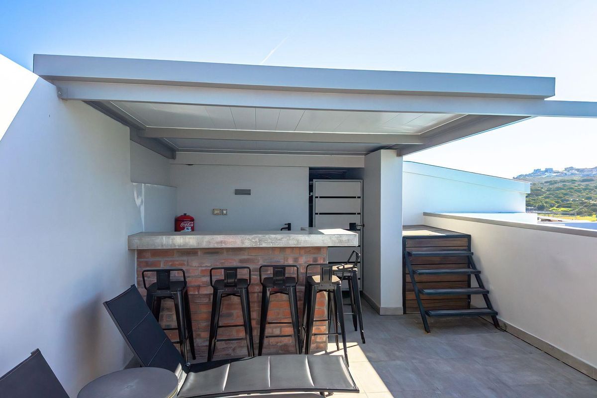 Penthouse perfection: Close to beaches, shops & views - Photo 3