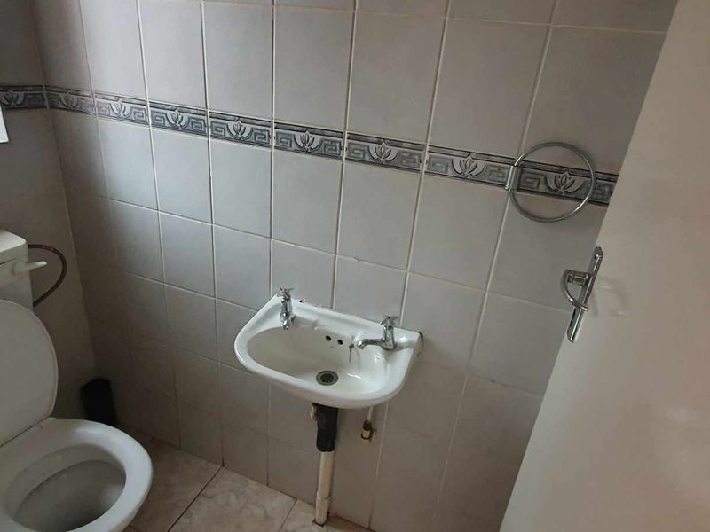 Cosy 3 bedroom, 1.5 bathroom unit for sale in Fleurhof Roodepoort - Photo 8