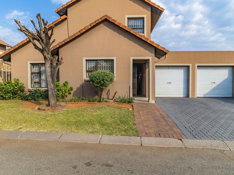 Beautifully Renovated Townhouse in Secure Blue Lakes Estate - Photo 2
