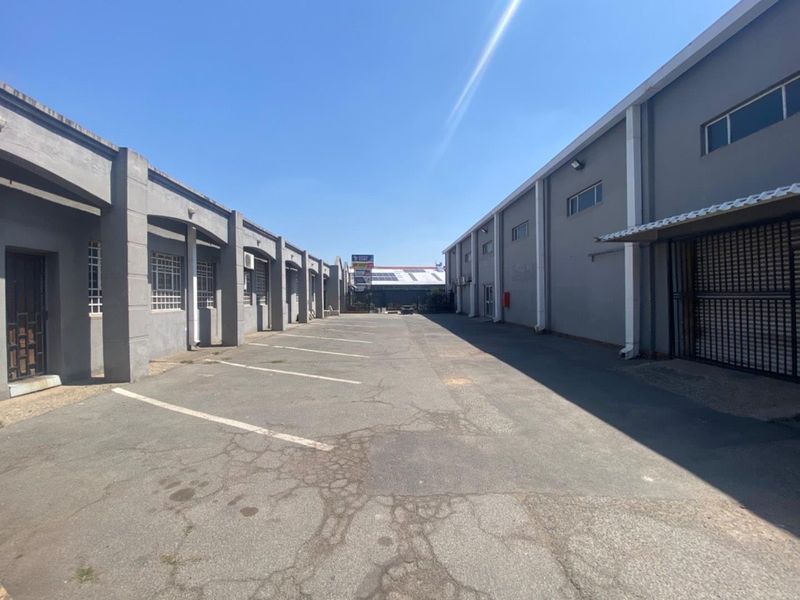 Vibrant Location: Perfect for Car Showroom & More - Photo 2