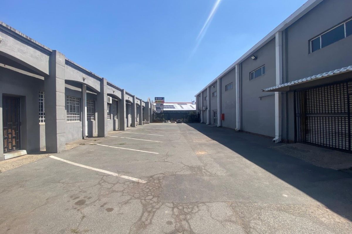 Vibrant Location: Perfect for Car Showroom & More - Photo 2