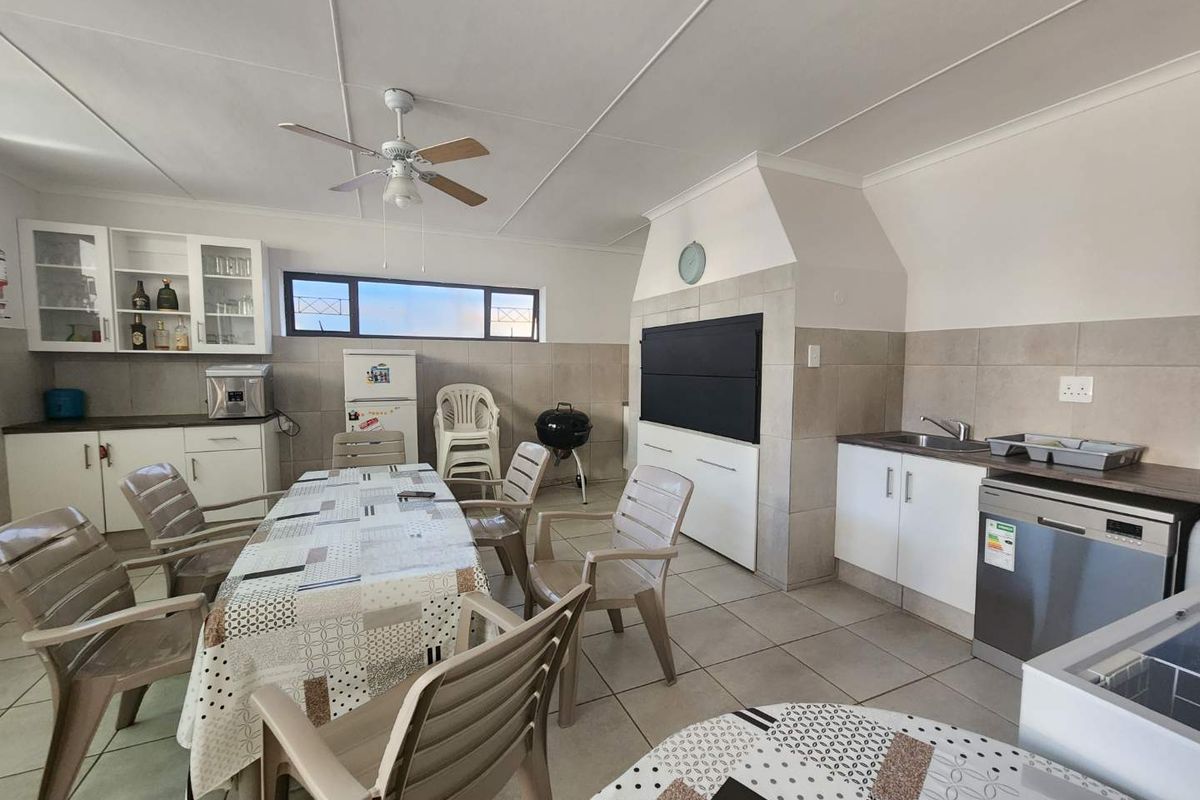 **5-Bedroom Holiday Home in Diaz Beach, Mossel Bay** - Photo 5
