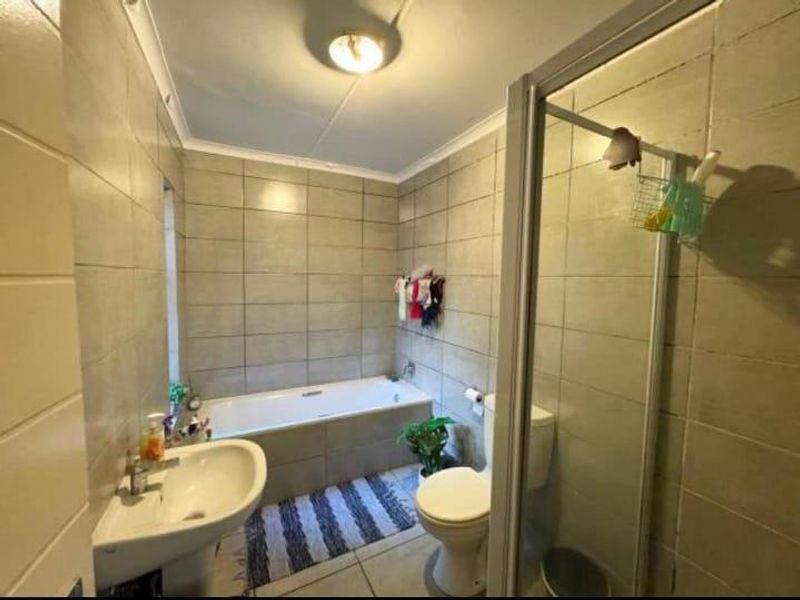 A GROUND FLOOR APARTMENT - Photo 7