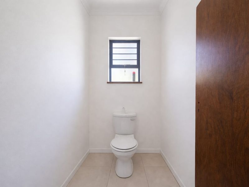 Versatile 7-Bedroom Property with 3 Living Areas, 2 Flats, Rondavel and Borehole - Photo 3