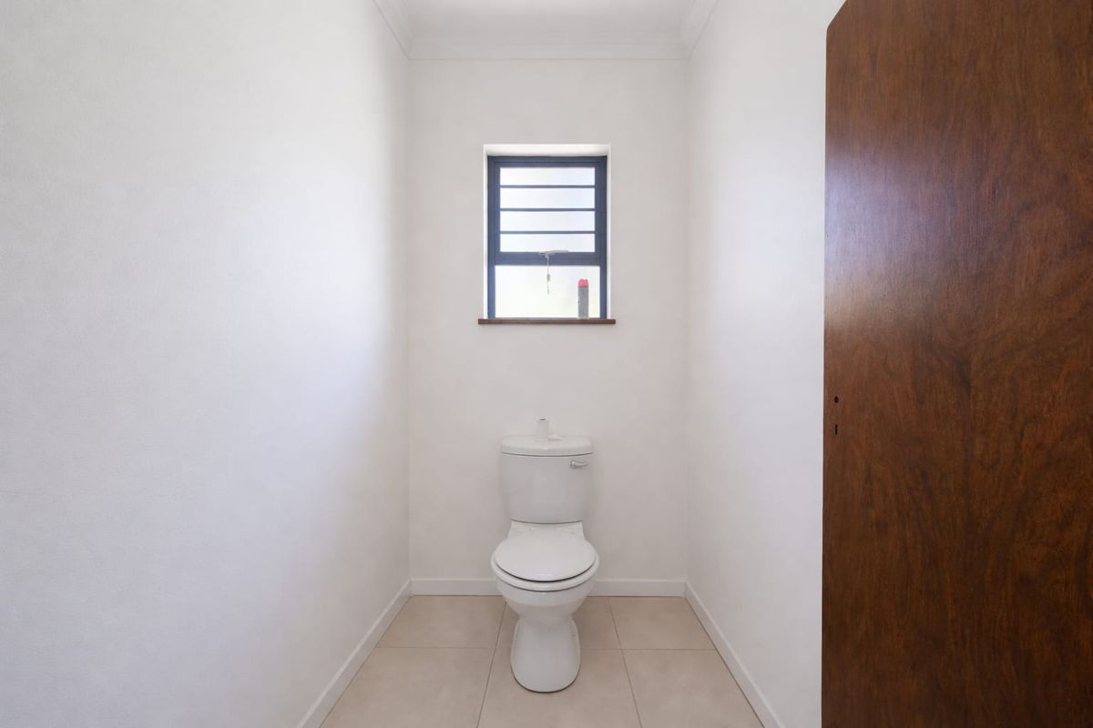 Versatile 7-Bedroom Property with 3 Living Areas, 2 Flats, Rondavel and Borehole - Photo 3