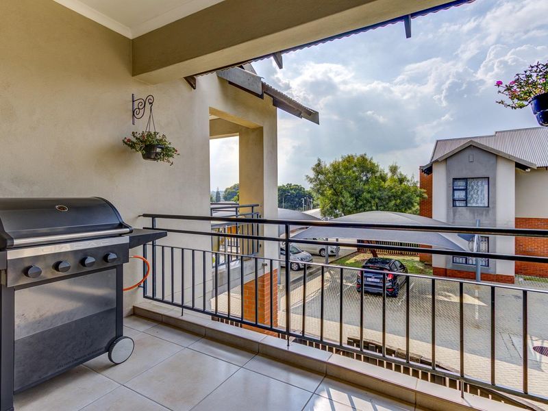 SUNNY, SECURE AND SPOTLESS UPSTAIRS UNIT - Photo 2