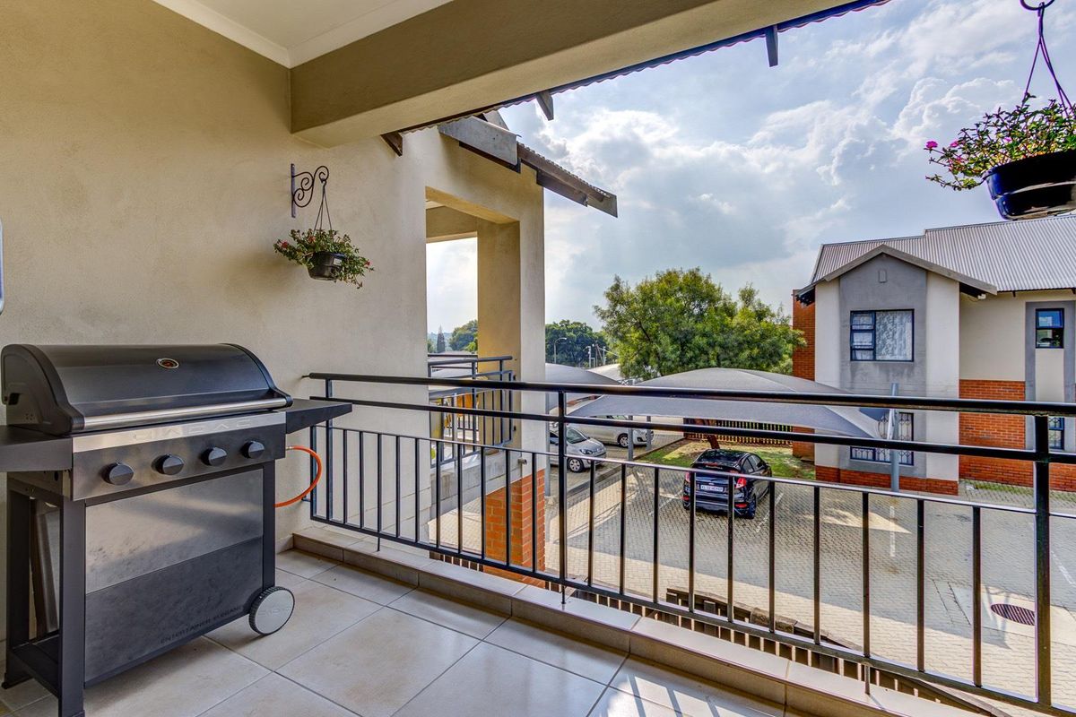 SUNNY, SECURE AND SPOTLESS UPSTAIRS UNIT - Photo 2