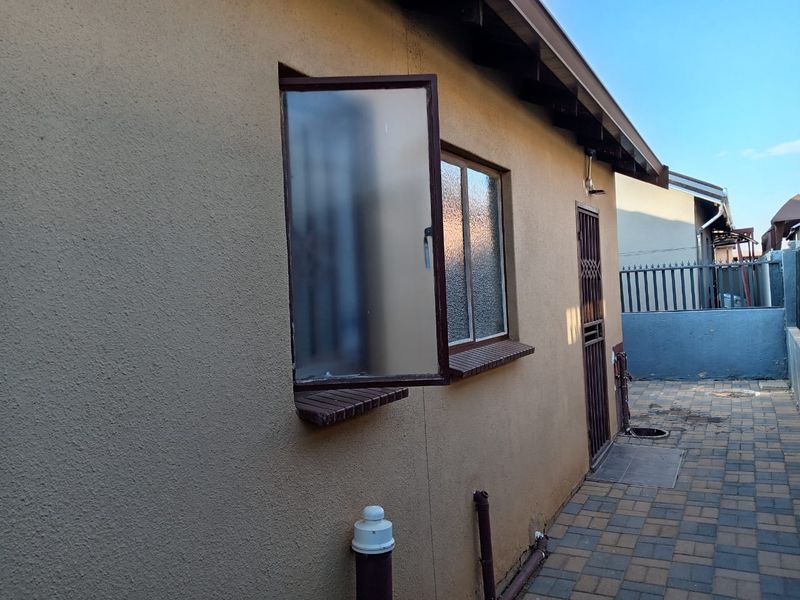 3 Bedroom House for Sale in Soshanguve Vv - Photo 5