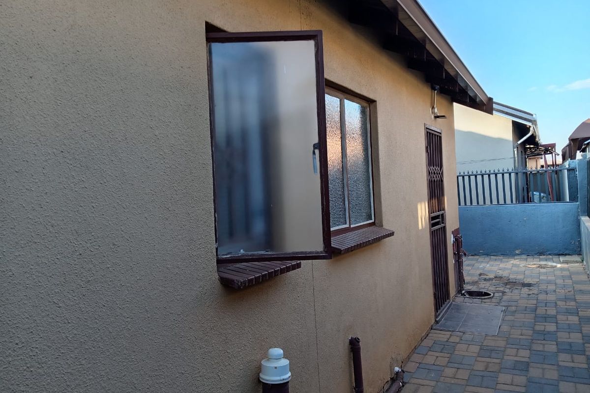 3 Bedroom House for Sale in Soshanguve Vv - Photo 5