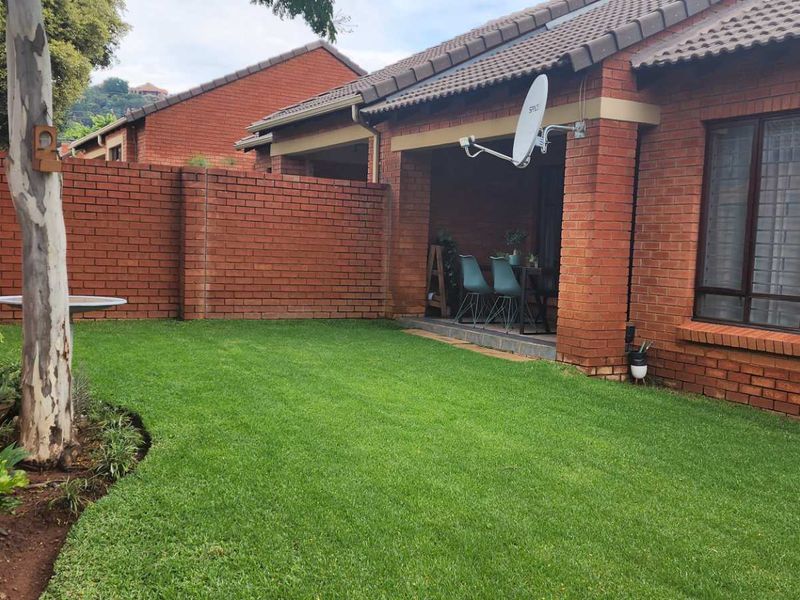 Neat and safe upmarked  2 bedroom townhouse in a double security Estate in in Boardwalk Meander B for Sale - Photo 2