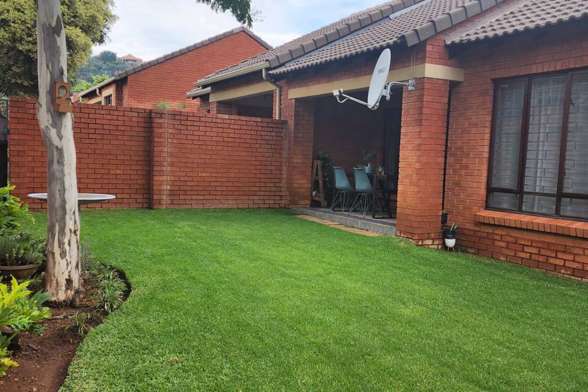 Neat and safe upmarked  2 bedroom townhouse in a double security Estate in in Boardwalk Meander B for Sale - Photo 2