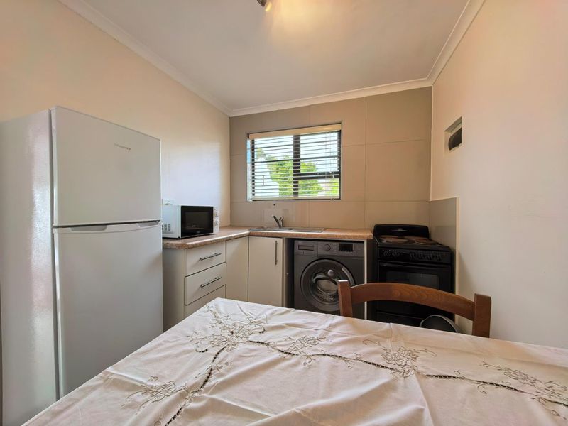 Charming Furnished 1-Bedroom Cottage Belle Constantia R14,500 pm - Photo 5