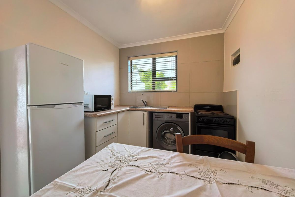 Charming Furnished 1-Bedroom Cottage Belle Constantia R14,500 pm - Photo 5