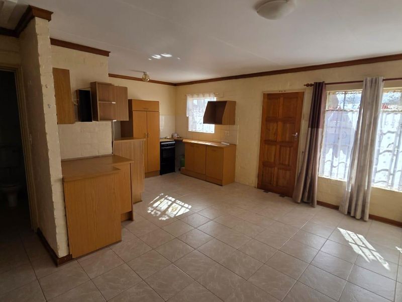Charming & Secure Low-Maintenance Townhouse – Perfect Starter Home or Investment! - Photo 3