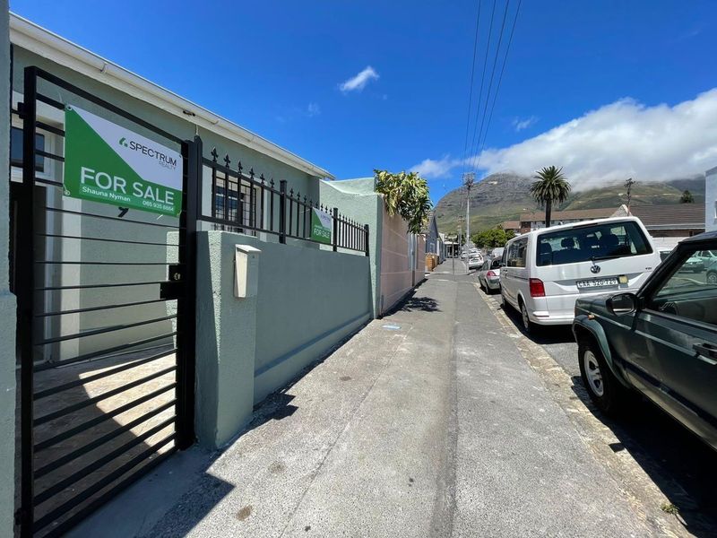 Newly Renovated Two-Bedroom Home - Photo 10