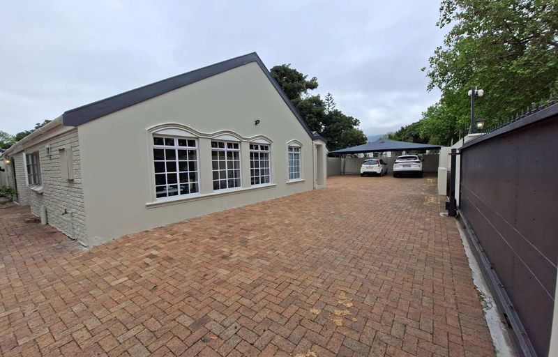 Your Dream Constantia Home: Privacy, Pool & Prime Location