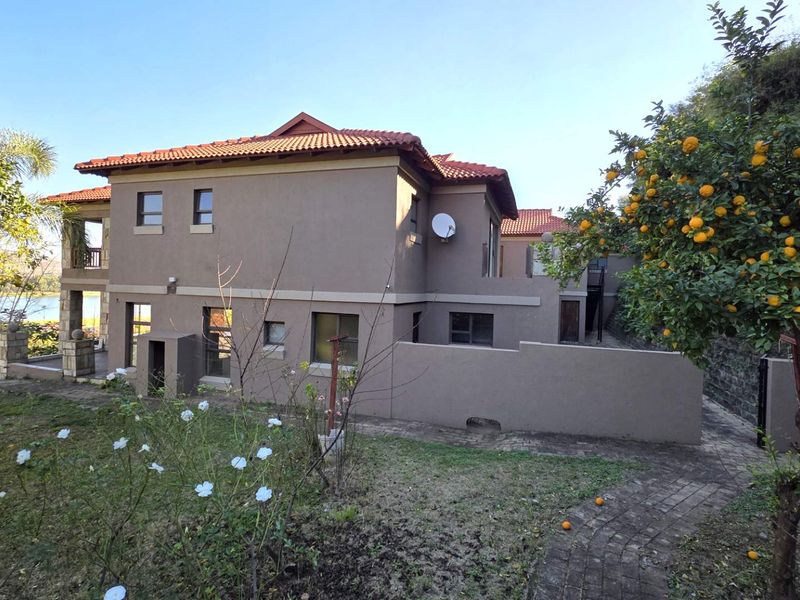 4 Bedroom Entertainers Home in Birdwood Estate - Photo 2
