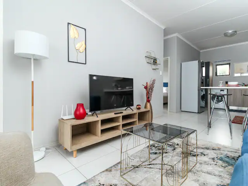 Spacious 2-Bedroom Apartment with Modern Amenities - Photo 9