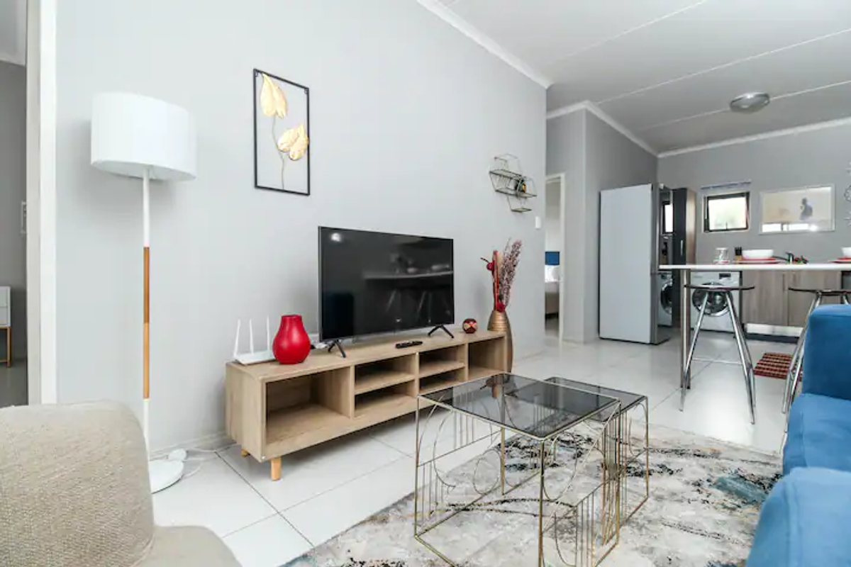 Spacious 2-Bedroom Apartment with Modern Amenities - Photo 3