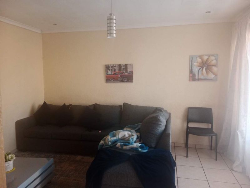 Comfortable 3 Bedroom Simplex To Let - Photo 6