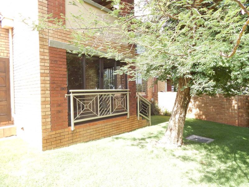 Lovely 2 Bedroom ground unit in Mooikloof Ridge - Photo 2