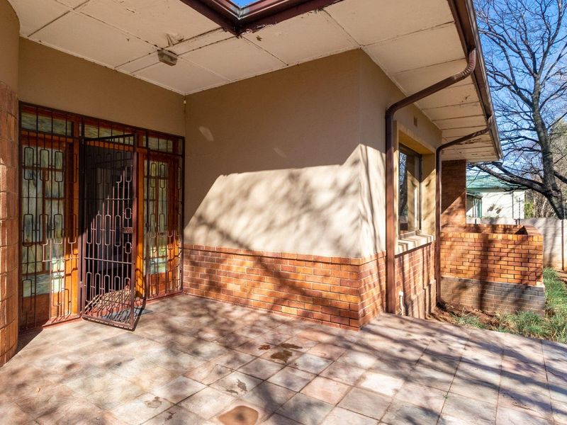 Charming Property with Business Rights Plus a Flatlet - Photo 2