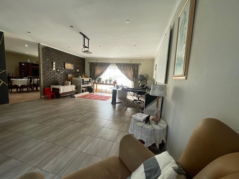 Charming Family Home with Garden Cottage and Jacuzzi - Photo 8