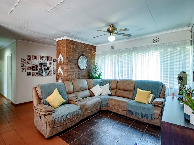 Well maintained Family Home on a large stand. - Photo 10