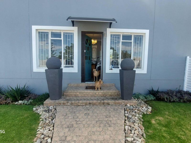 Coastal Living with Office, Flatlet & Pool for sale in Port Alfred - Photo 2