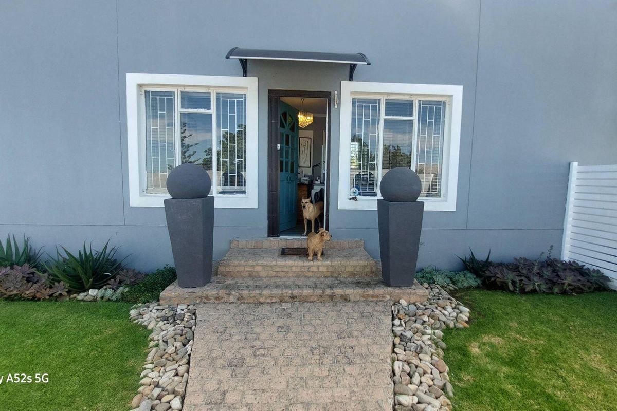 Coastal Living with Office, Flatlet & Pool for sale in Port Alfred - Photo 2