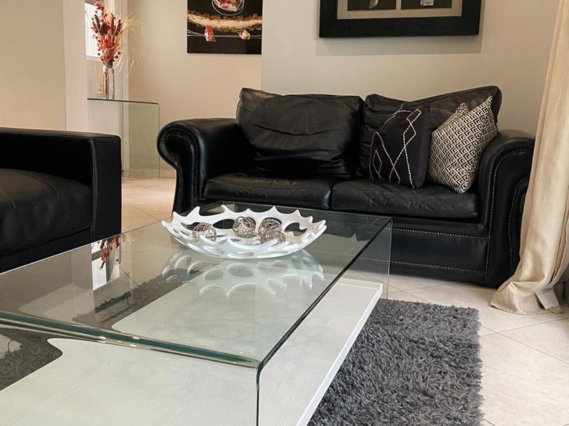 A STUNNING FURNISHED TWO BEDROOM GARDEN APARTMENT - Photo 4