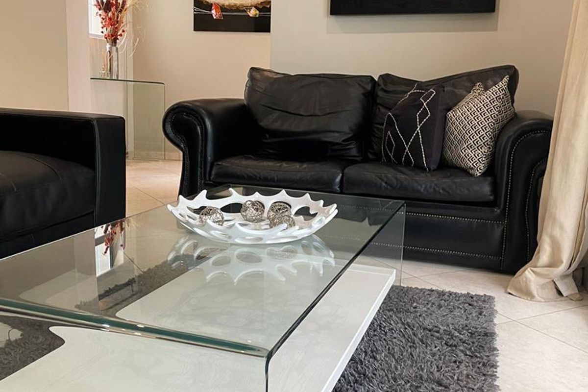A STUNNING FURNISHED TWO BEDROOM GARDEN APARTMENT - Photo 4
