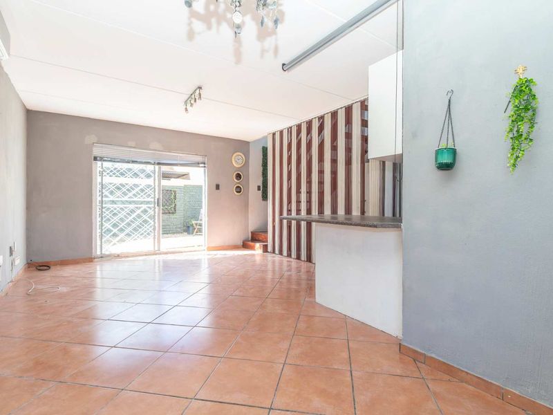 Secure, stylish Duplex Townhouse. - Photo 3